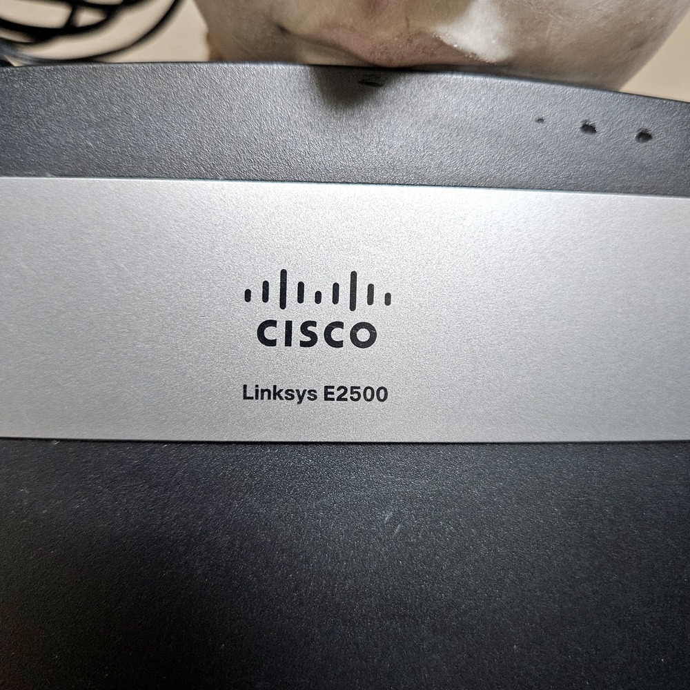 Cisco Linksys E2500 Black Wireless Router - Picture 2 of 6